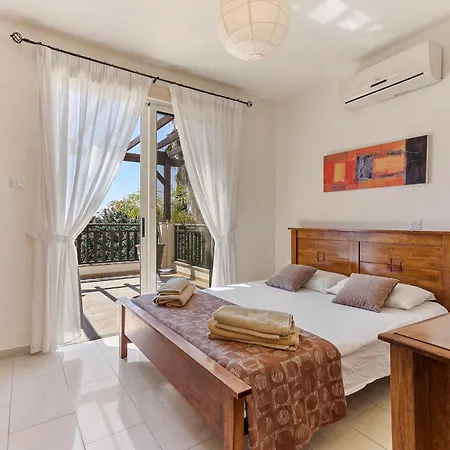 Lucas Villa Peyia