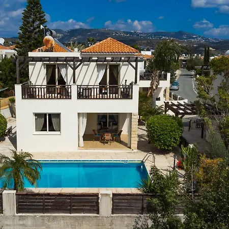 Lucas Villa Peyia